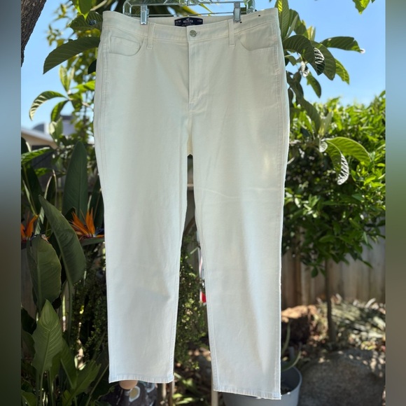 Hollister Women's Ultra High Rise Mom Jeans Size: 17R/16R W33R - Picture 2 of 9